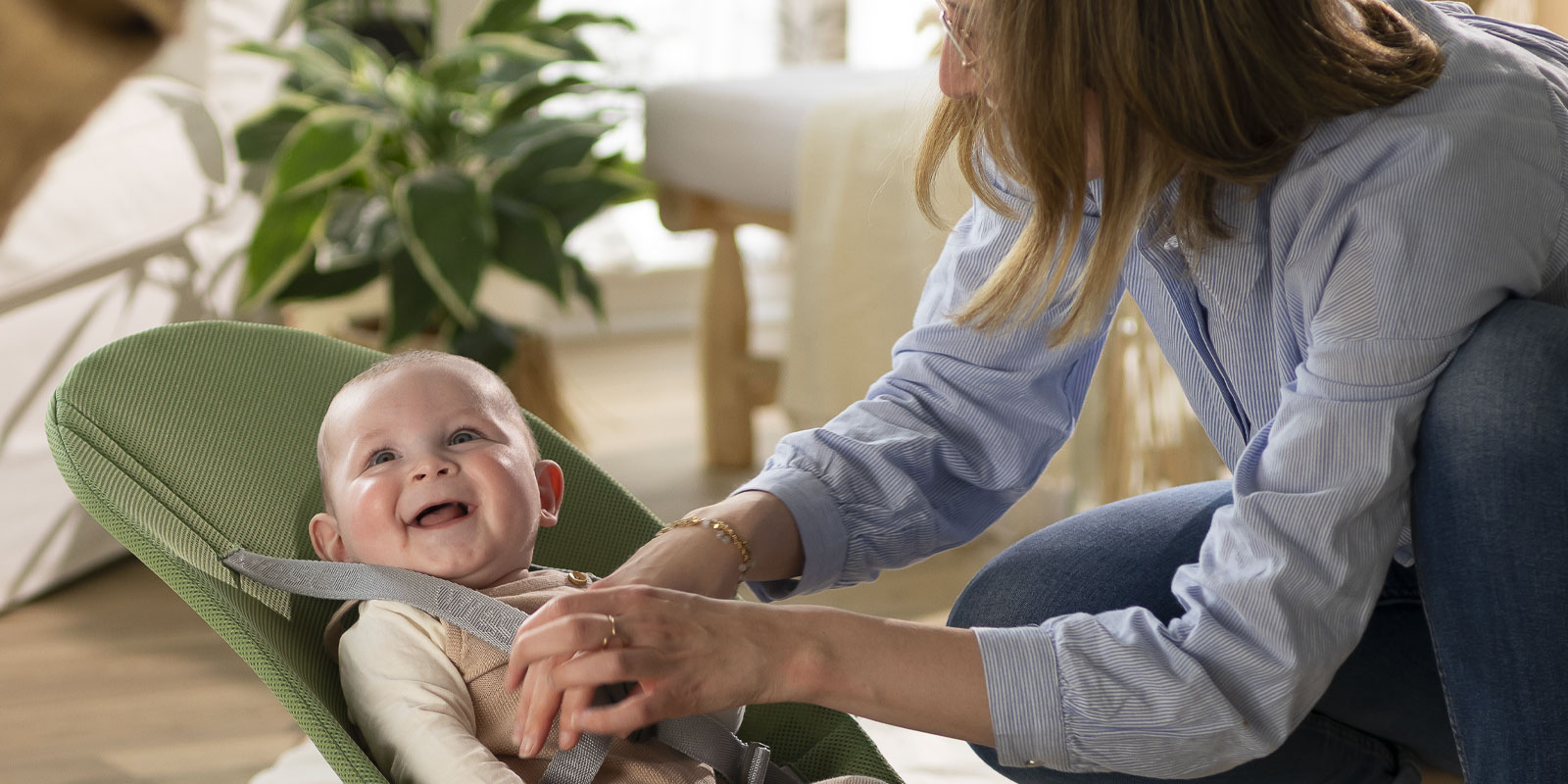 adulte installant bebe en toute securite dans un transat - le blog wesco