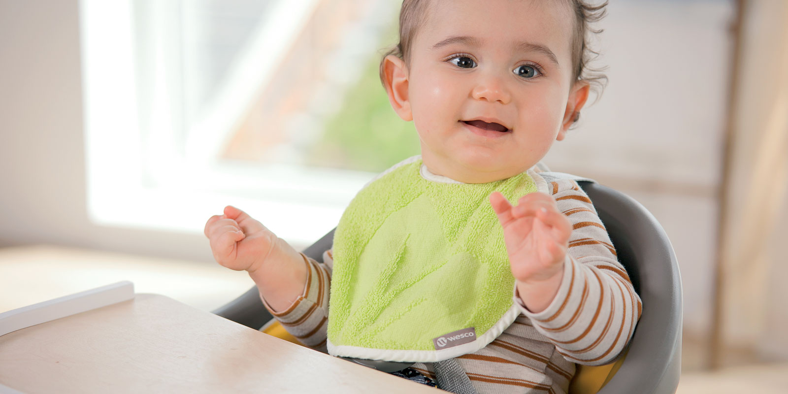bébé avec bavoir wesco dans une chaise haute au moment du repas le blog wesco