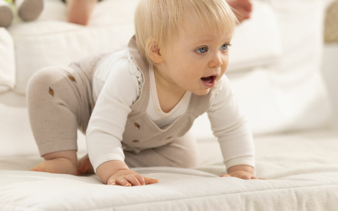 Pourquoi il ne faut pas mettre trop tôt Bébé en position assise ?