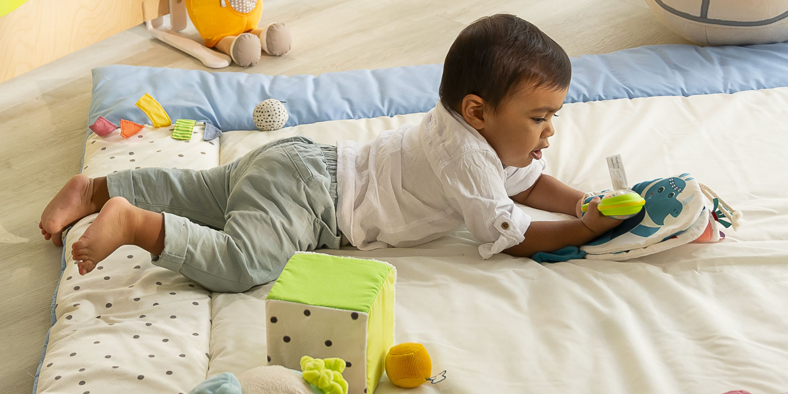 bebe 18 mois qui joue librement au sol sur un tapis blog wesco