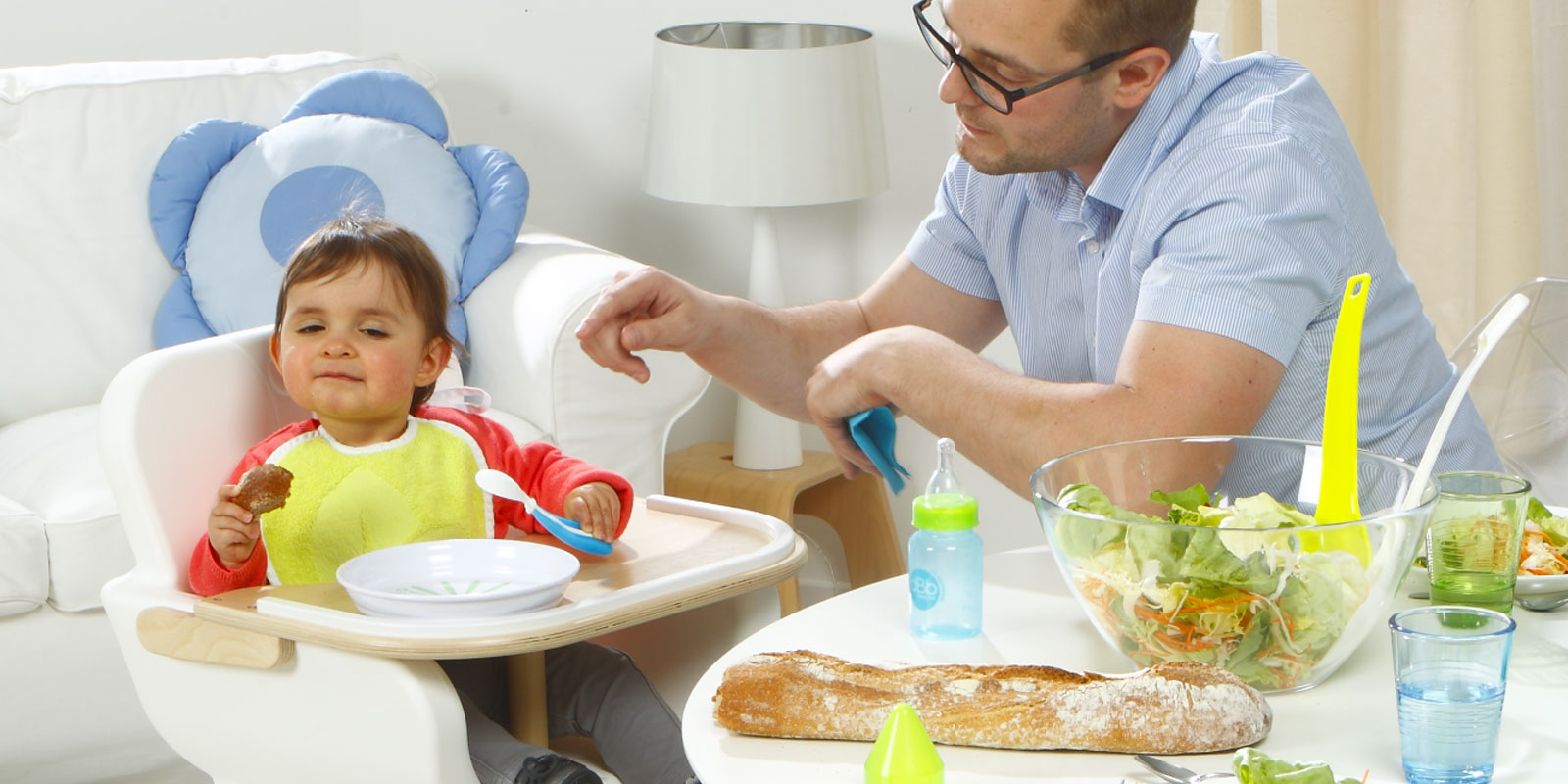 scene de repas entre un bebe et son papa où le bébé refuse de manger blog wesco