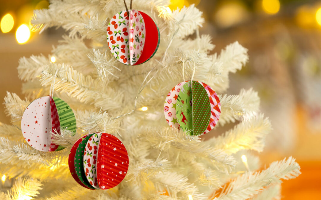 DIY : fabriquez de jolies boules de Noël en papier pour le sapin !